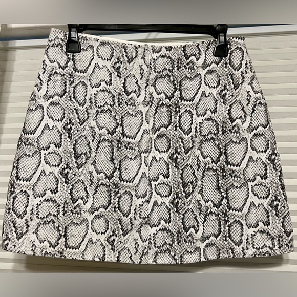Vici brand white, grey & black snakeskin print mini skirt with slit size Medium - Picture 2 of 14